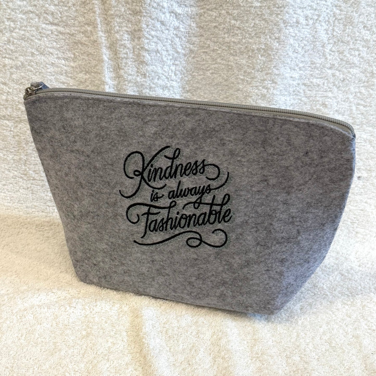 Mehrzwecktäschchen "kindness is always fashionable"