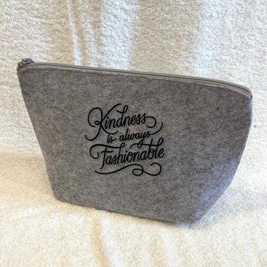 Mehrzwecktäschchen "kindness is always fashionable"